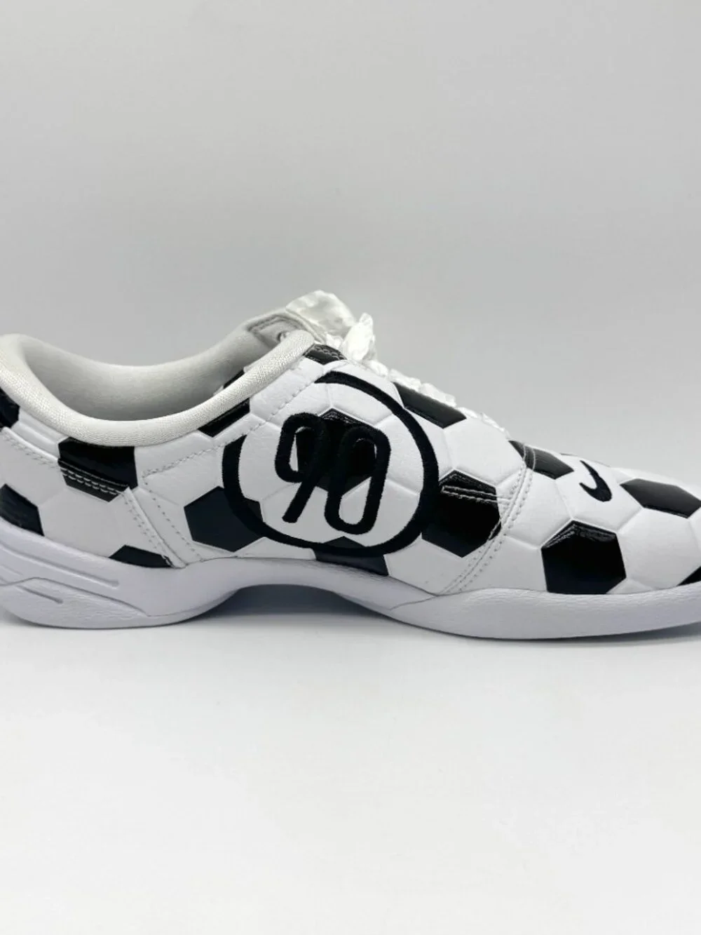 Nike Womens Total 90 Soccer Ball Shoes Black White Sz 8 New IO2388-100